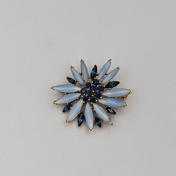 Rare Crown Trifari Gold Tone Blue & Opalescent Blue Rhinestones Flower Brooch - Picture 6 of 10